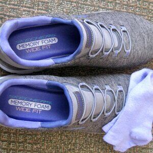 LADIES SKECHERS MEMORY FOAM SLIP ON AND WIDE FIT SNEAKERS IN PURPLE & GRAY SZ 8